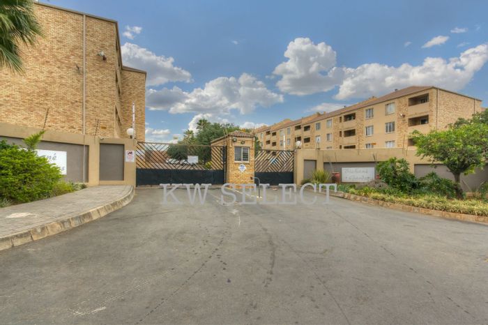 Wilro Park Apartment To Rent: 2 beds, 2 baths, secure estate, near amenities.