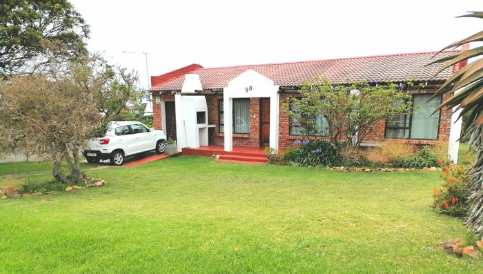 For Sale: Noorsekloof House with 3 Bedrooms, Garage, and Braai Area.