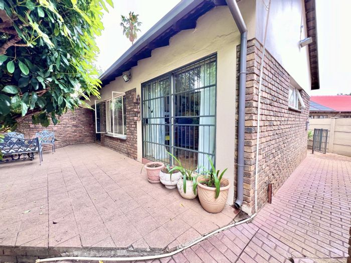 For Sale: Rooihuiskraal House with 3 Bedrooms, Office, Pool, and Entertainment Area.