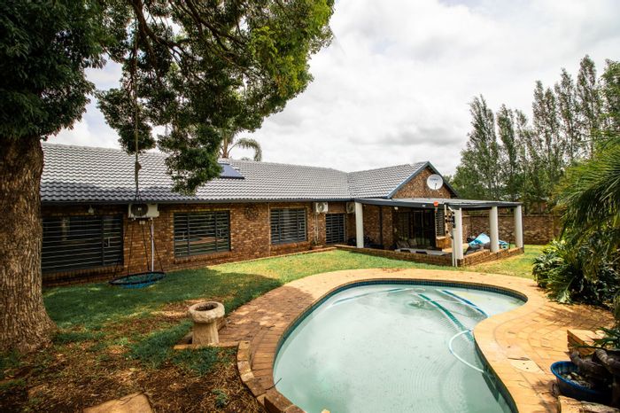 Garsfontein House For Sale: Pool, steam room, air conditioning, and double garage.