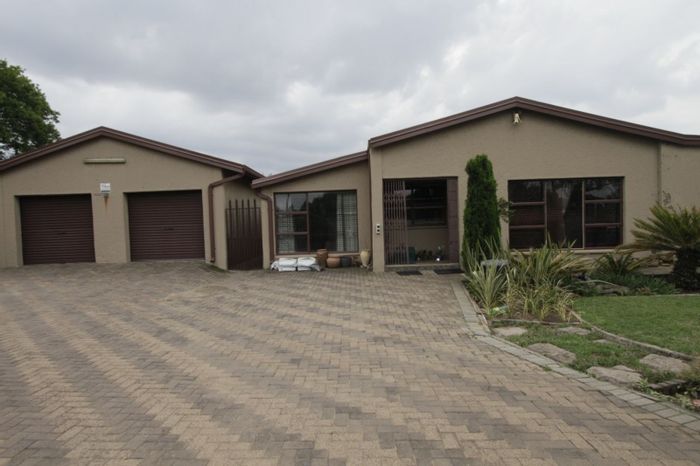 Ermelo Central House For Sale: 3 Bedrooms, Indoor Pool, Double Garage, Private Garden.