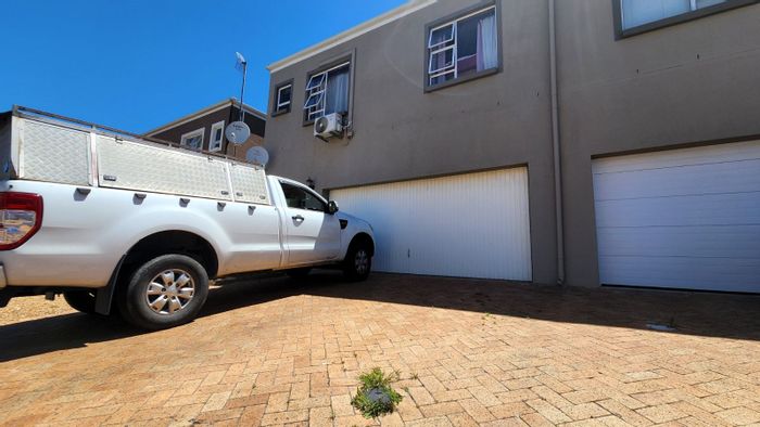 For Sale: Townhouse in Somerset Ridge with dog park, garden, and double garage.