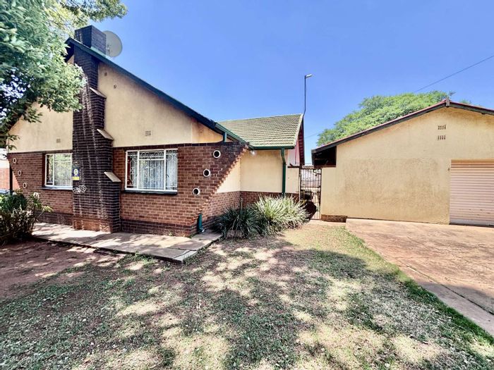 For Sale: Spacious 3-bedroom house in Clayville with expansive yard and staff quarters.