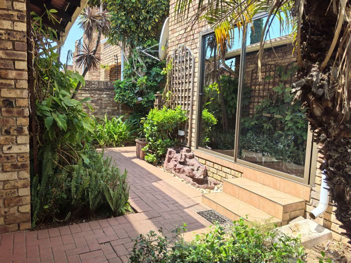 Zwartkop Apartment For Sale: 3 Bedrooms, private garden, double garage, pet-friendly.