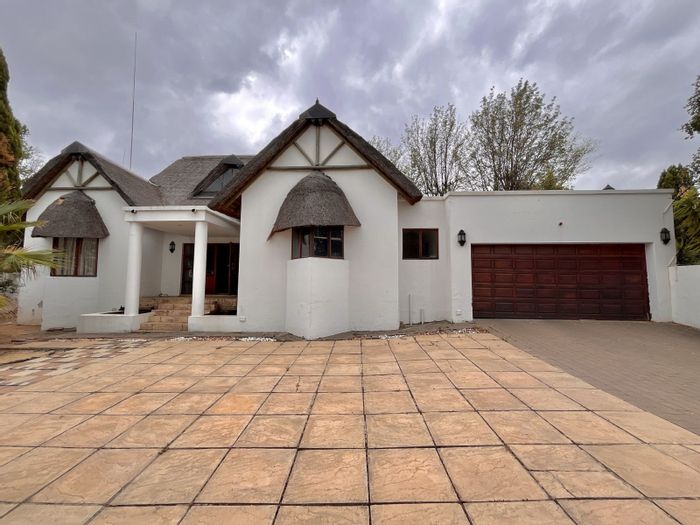 Witkoppen House For Sale: 2-bed, pool, outdoor bar, potential for expansion.