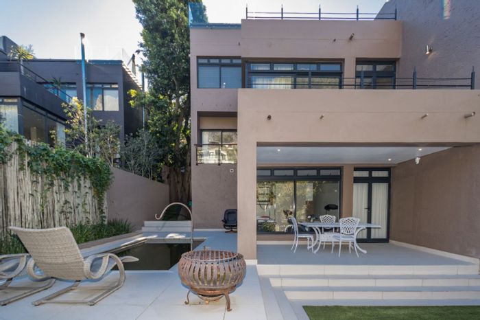 Higgovale House For Sale: 4 bedrooms, pool, gym, rooftop terrace, double garage.