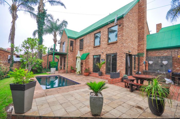 Newlands House For Sale: Open-plan living, plunge pool, security features, and garden.