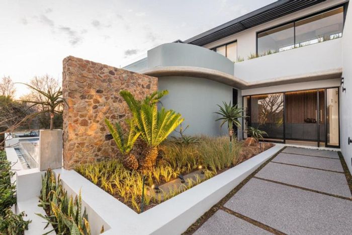 House To Rent in Sable Hills: Fully furnished, 4 beds, pool, jet ski included.