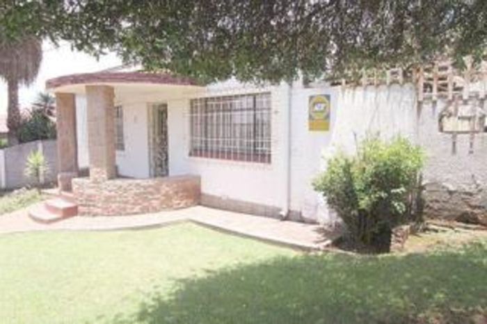 Primrose House For Sale: 2 Bedrooms, Pool, Garage, Security Features, Entertainment Area.