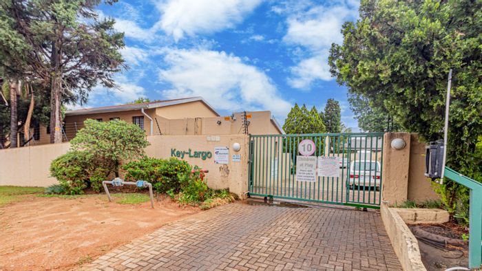 For Sale: 2-Bedroom Apartment in Malanshof with Pool Access and Carport.