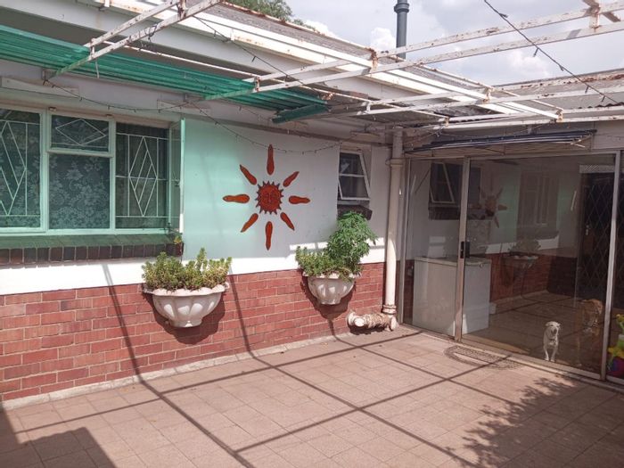 Vanderbijlpark Sw 1 House For Sale: 3 beds, flatlet, borehole, double garage.