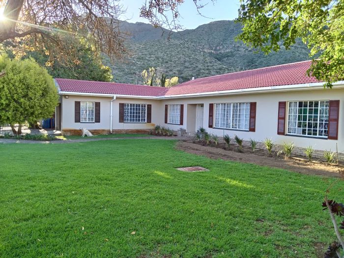 For Sale: Spacious Graaff-Reinet Central house with garden, pool, and study.