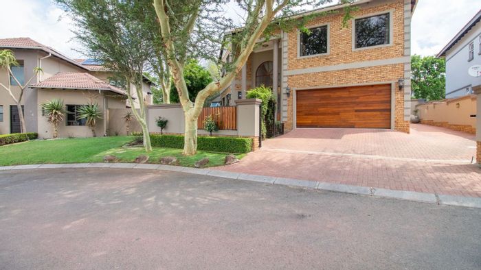 For Sale: House in Greenstone Hill with pool, flatlet, smart home features.