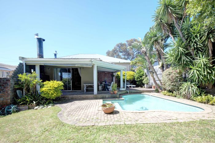 For Sale: Glenhurd House with pool, flatlet, gardens, and ample parking.