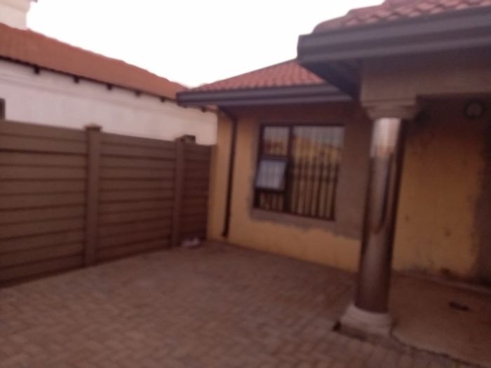 For Sale: 3-bedroom house in Sebokeng Zone 10 with garage and pre-paid electricity.