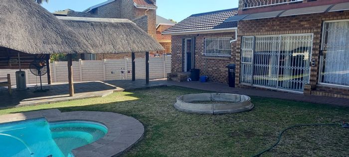 Vanderbijlpark Se 3 House For Sale: 3 beds, pool, braai, double garage.