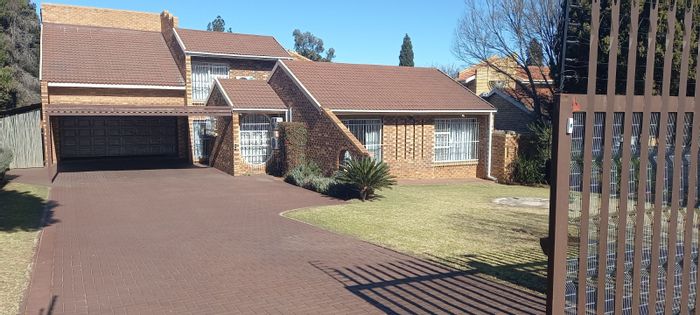 Vanderbijlpark Se 3 House For Sale: 3 beds, pool, braai, double garage.