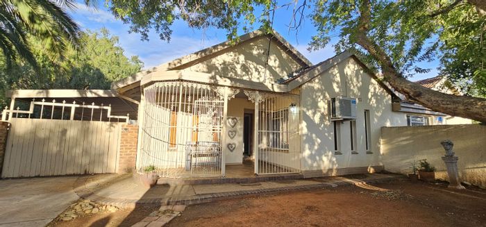 For Sale: Carters Glen House with pool, flatlet, study, and electric fencing.