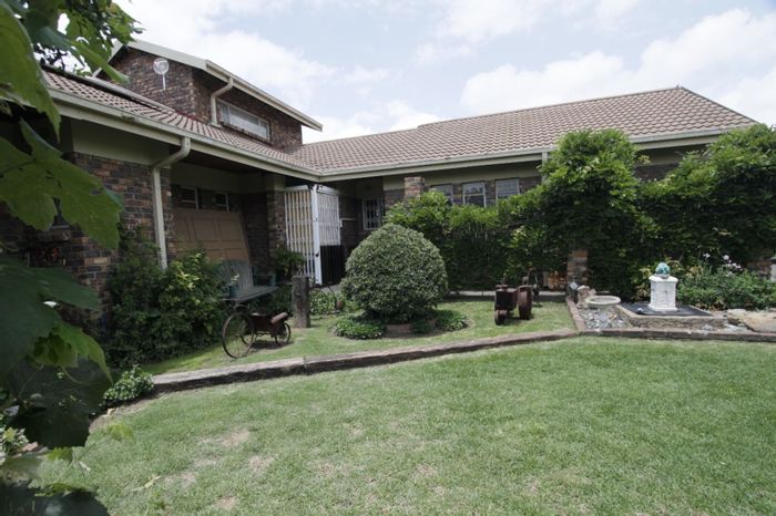 For Sale: House in Nederlandpark with pool, lapa, solar system, and security features.