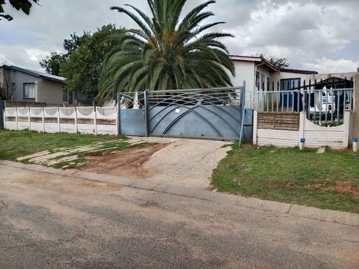 For Sale: House in Kempton Park West with 9 tenanted rooms and shared amenities.