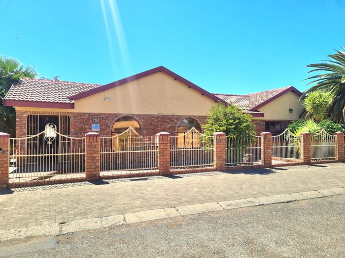 Royldene House For Sale: 4 Bedrooms, double garage, lapa, near amenities.