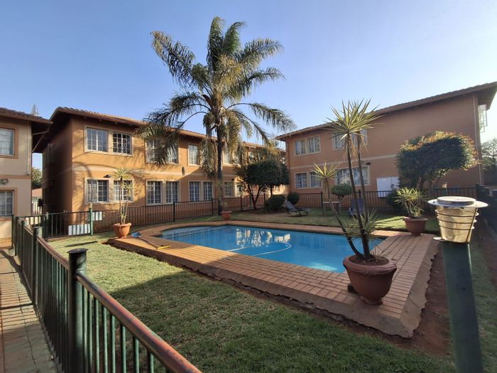 Townhouse For Sale in Bezuidenhout Valley: 2 bedrooms, pool, parking, and braai area.