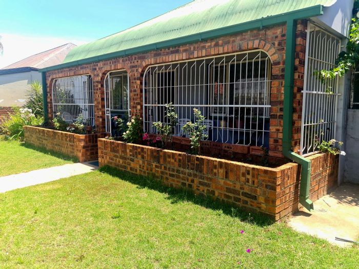 Utility House For Sale: 3 bedrooms, flatlet, spacious yard, garage, fenced.