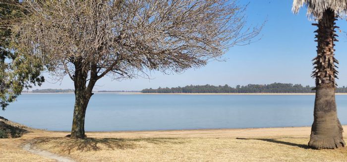 Vaal Marina Central House For Sale: Gourmet kitchen, pools, clubhouse, and fishing access.