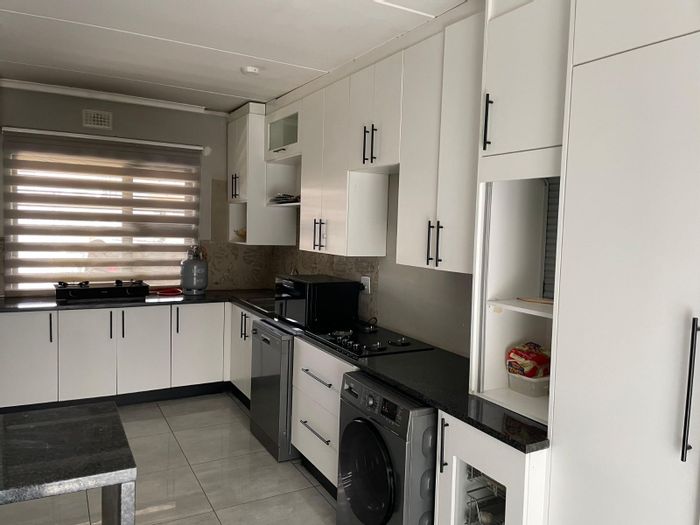 For Sale: House in Andeon with 3 bedrooms, balcony, braai area, and security.