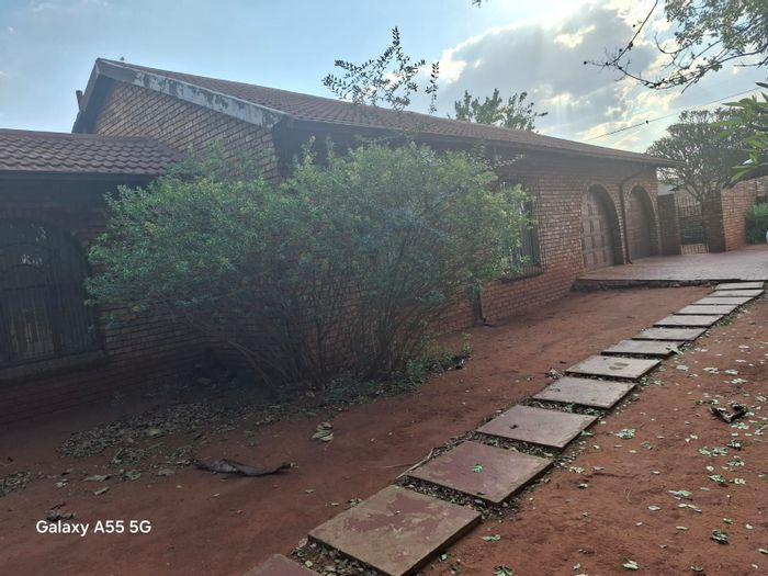Claremont House For Sale: 3 Bedrooms, 2 Bathrooms, Open Plan Living, Braai Area.