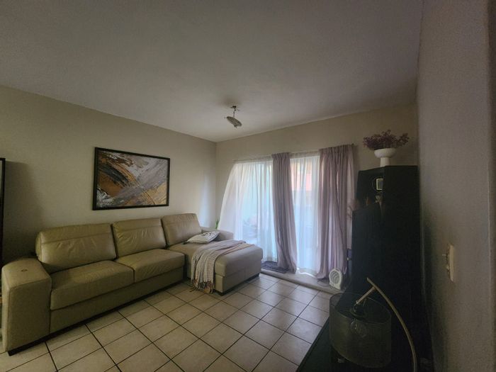 Sonheuwel Apartment For Sale: 1-bedroom, patio, great rental income potential.