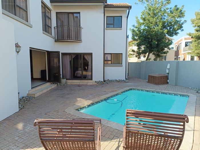 Misty Bay House For Sale: 5 bedrooms, pool, indoor braai, secure estate amenities.