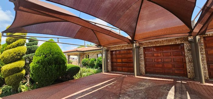 Hillcrest House For Sale: 4 Bedrooms, Pool, Entertainment Area, Double Garage.