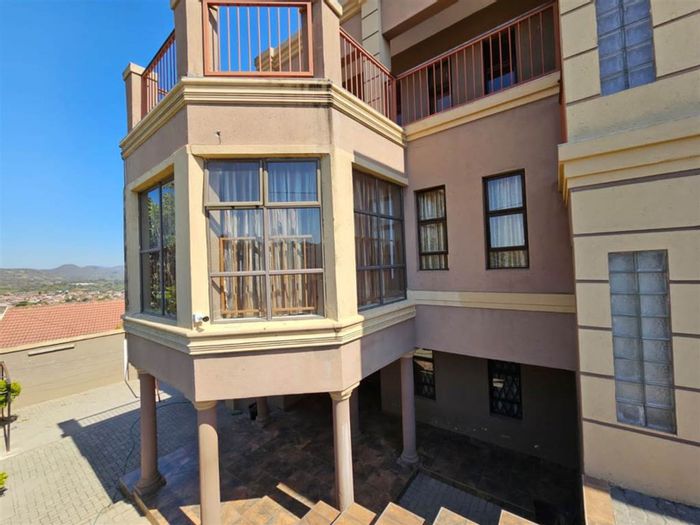 For Sale: House in Stonehenge with 19 rooms, shared bathrooms, and ample parking.