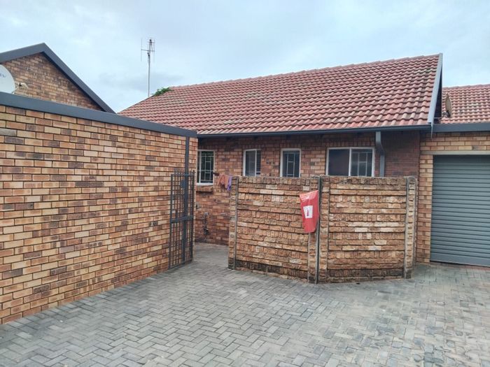 Amberfield Townhouse For Sale: 2 Bedrooms, garden, garage, secure estate living.