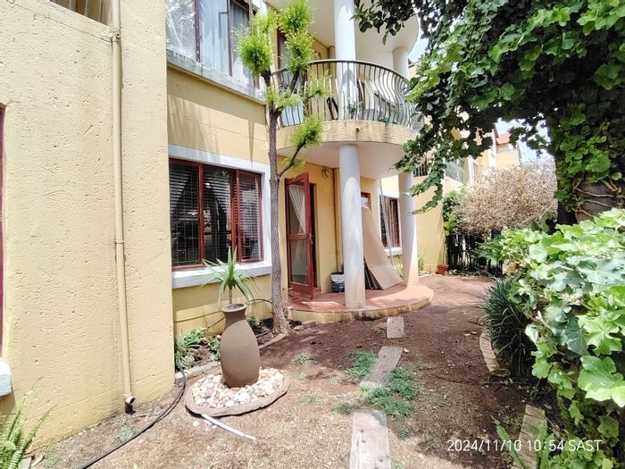 Sundowner Apartment To Rent: Private garden, kitchen with wet appliance space, BIC.