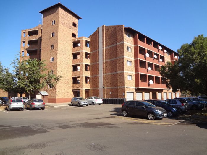 Zwartkop Apartment For Sale: 2-bed unit with garage, security, and balcony views.