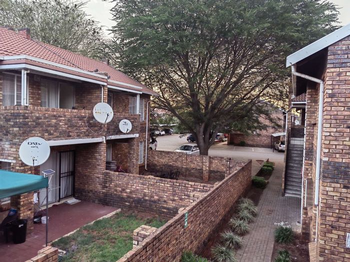 For Sale: 2 Bed, 2 Bath Townhouse in Clarina with balcony and convenient access.