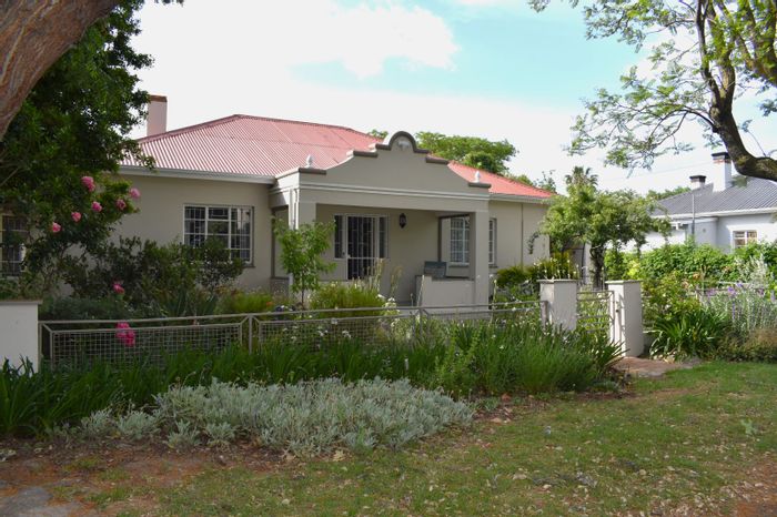 For Sale: Versatile 3-4 bedroom house in Villiersdorp Central with garden and garage.