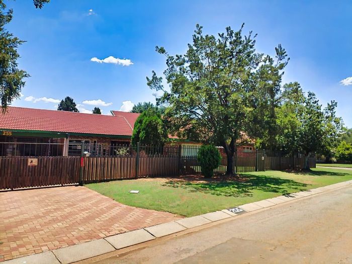 For Sale: House in Stilfontein Ext 4 with pool and two-bedroom flat.