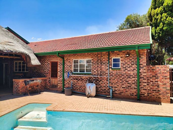 For Sale: House in Stilfontein Ext 4 with pool and two-bedroom flat.