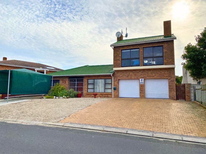 Kleinbaai House For Sale: 3 Bedrooms, 5 Garages, Eco-Friendly Features, Sea Views.