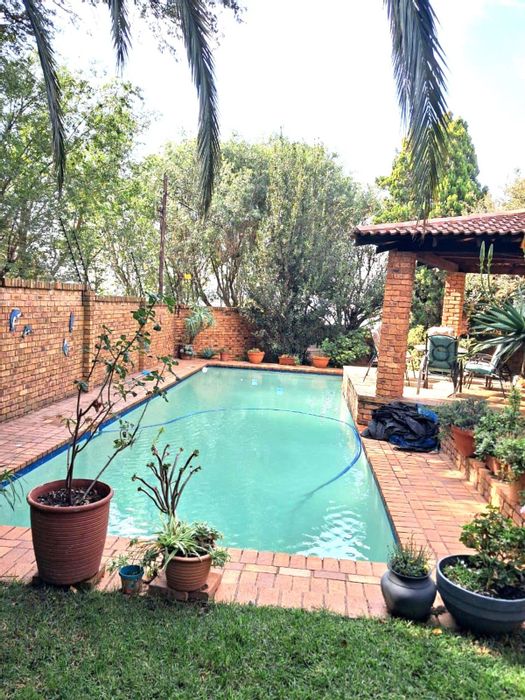 Noordwyk House For Sale: 3 bedrooms, pool, pet-friendly, secure complex, garage.