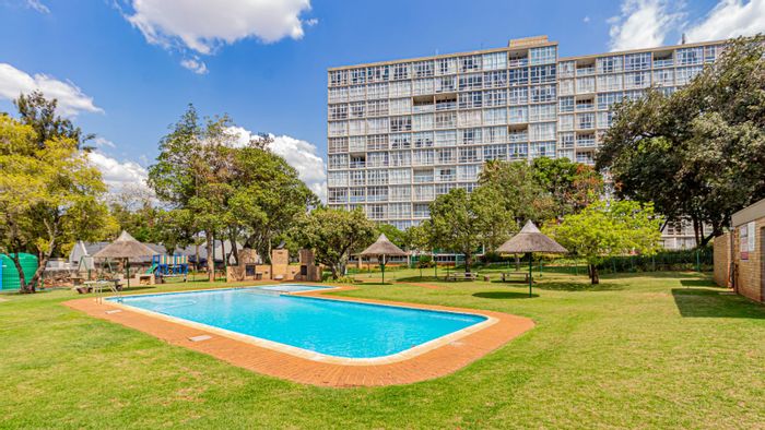 Spacious 2-bed apartment for sale in Bedfordview Central with pool and tennis court.