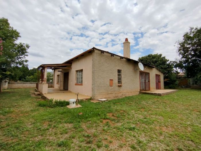 House for Sale in Ventersdorp Central: Spacious with private entrances, great rental potential.