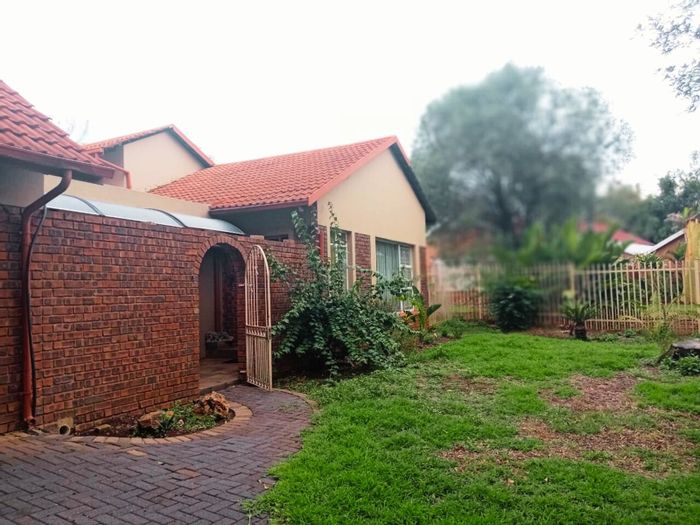 Eldoraigne House For Sale: 3 bedrooms, pool, fireplace, home office, 3 garages.