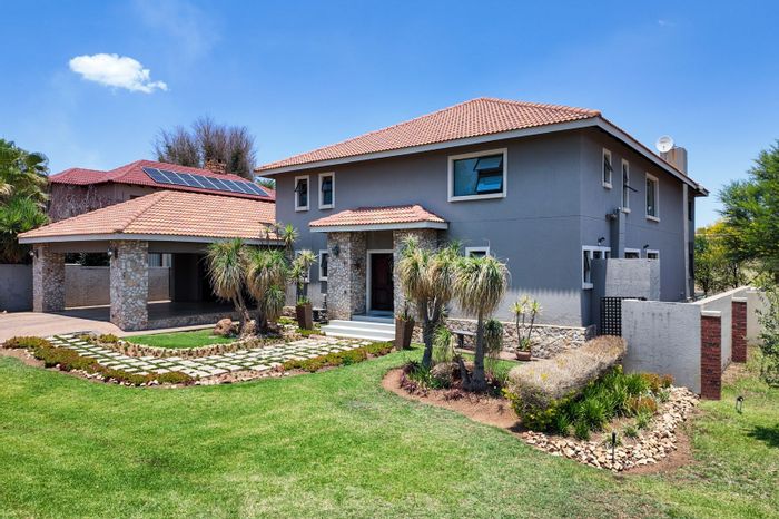 For Sale: 5-Bedroom House in Pebble Rock Golf Village with Golf Views and Pool.