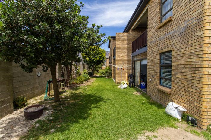 Ground floor apartment in Fairview Golf Estate, 2 beds, security, park access. For Sale.