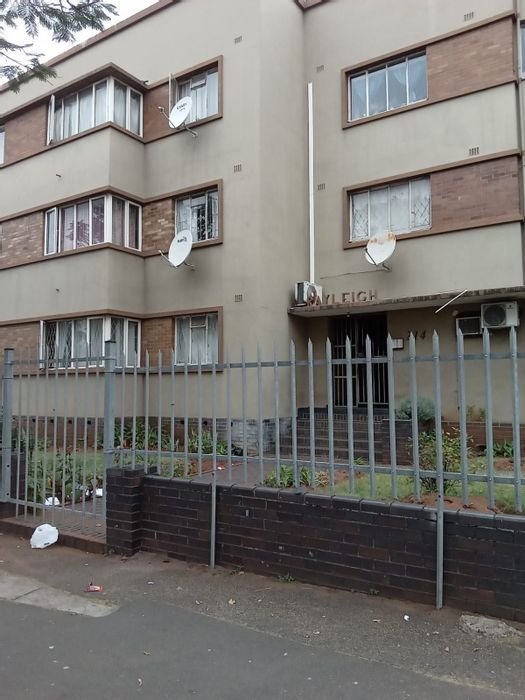 Bulwer Apartment For Sale: 1 Bedroom, secure complex, affordable levies, ideal for investors.