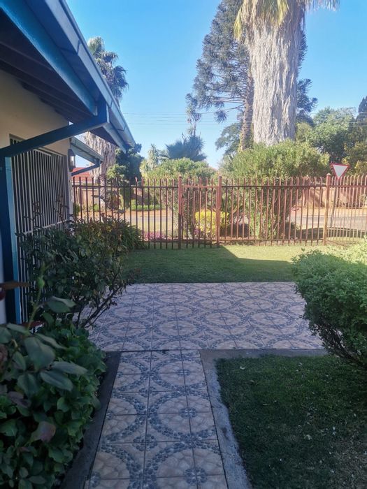 5-bedroom house for sale in Penina Park with double garage and borehole.